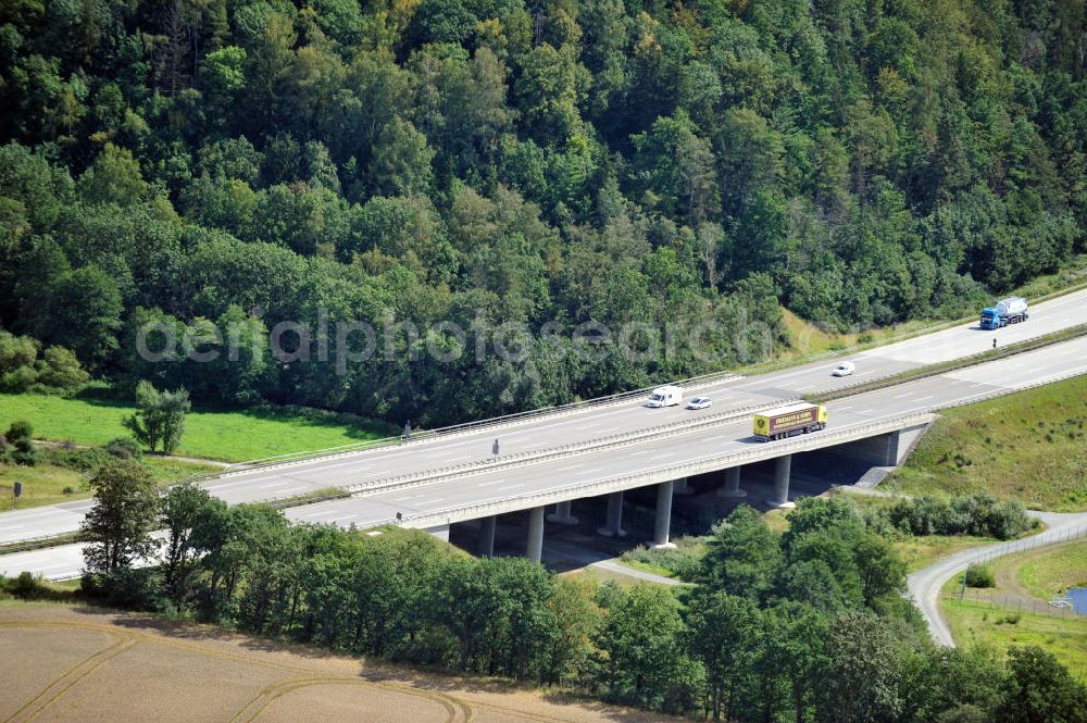 Schleiz from above - Bauwerke und Streckenführung der BAB Bundesautobahn A9 mit bisher vier Fahrstreifen. Derzeit laufen Vorbereitungsarbeiten für den sechsspurigen Ausbau der Autobahn 9 zwischen Triptis und Schleiz durch das deutsch-französisches Konsortium EUROVIA VINCI. Es ist das letzte Projekt im Rahmen des Verkehrsprojekt Deutsche Einheit Nummer zwölf der DEGES. Buildings and route of the motorway A9.