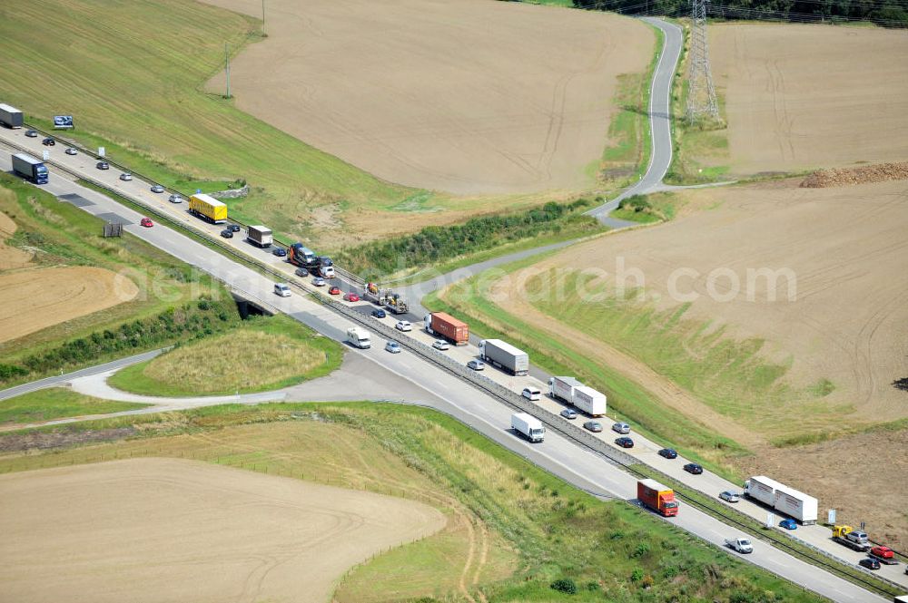 Schleiz from the bird's eye view: Bauwerke und Streckenführung der BAB Bundesautobahn A9 mit bisher vier Fahrstreifen. Derzeit laufen Vorbereitungsarbeiten für den sechsspurigen Ausbau der Autobahn 9 zwischen Triptis und Schleiz durch das deutsch-französisches Konsortium EUROVIA VINCI. Es ist das letzte Projekt im Rahmen des Verkehrsprojekt Deutsche Einheit Nummer zwölf der DEGES. Buildings and route of the motorway A9.