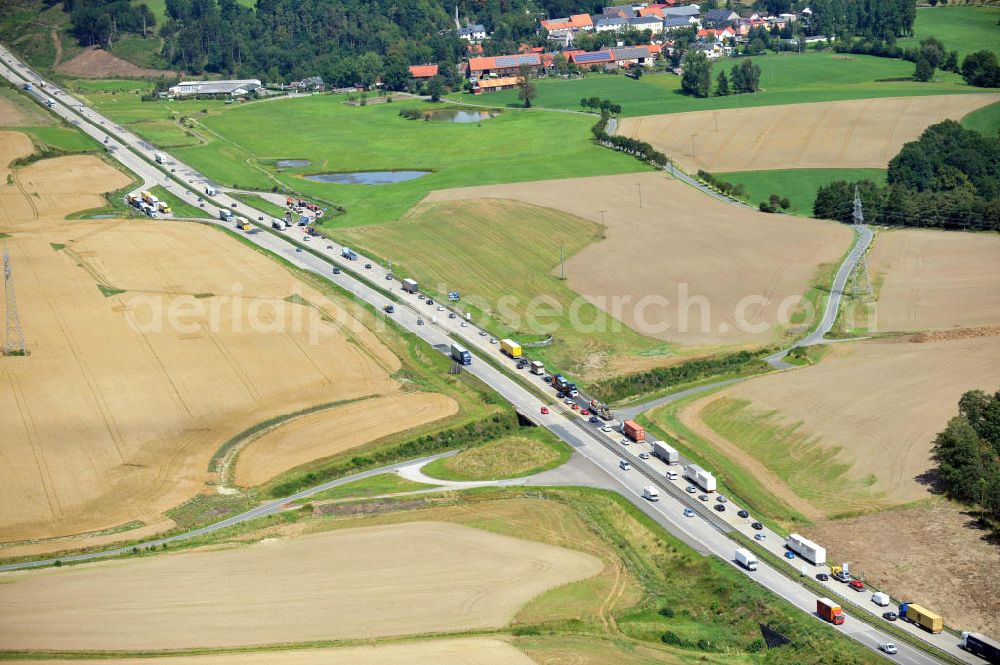 Aerial image Schleiz - Bauwerke und Streckenführung der BAB Bundesautobahn A9 mit bisher vier Fahrstreifen. Derzeit laufen Vorbereitungsarbeiten für den sechsspurigen Ausbau der Autobahn 9 zwischen Triptis und Schleiz durch das deutsch-französisches Konsortium EUROVIA VINCI. Es ist das letzte Projekt im Rahmen des Verkehrsprojekt Deutsche Einheit Nummer zwölf der DEGES. Buildings and route of the motorway A9.