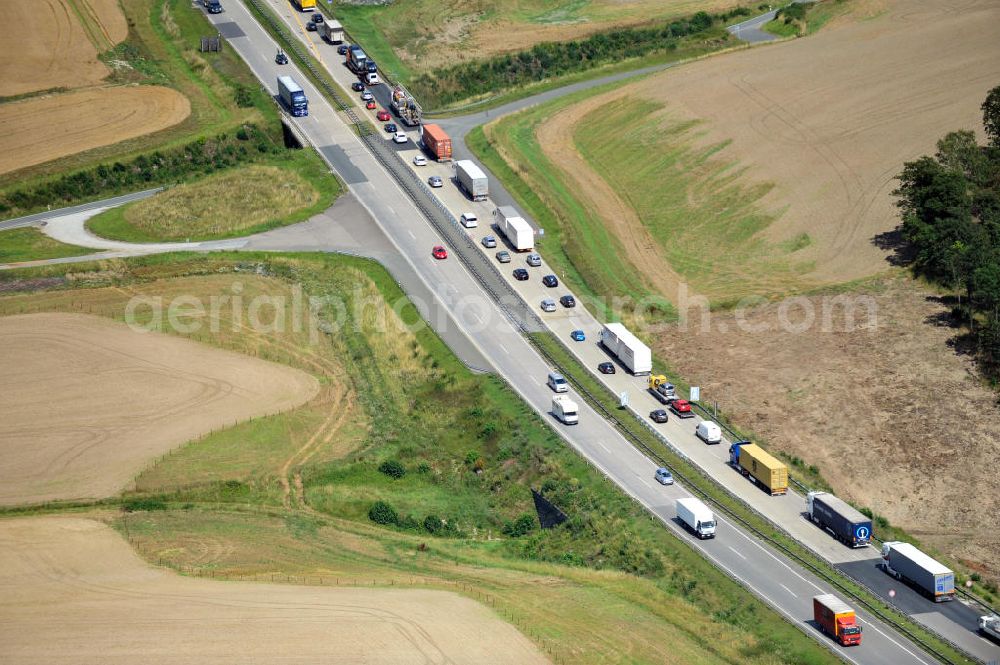 Schleiz from above - Bauwerke und Streckenführung der BAB Bundesautobahn A9 mit bisher vier Fahrstreifen. Derzeit laufen Vorbereitungsarbeiten für den sechsspurigen Ausbau der Autobahn 9 zwischen Triptis und Schleiz durch das deutsch-französisches Konsortium EUROVIA VINCI. Es ist das letzte Projekt im Rahmen des Verkehrsprojekt Deutsche Einheit Nummer zwölf der DEGES. Buildings and route of the motorway A9.