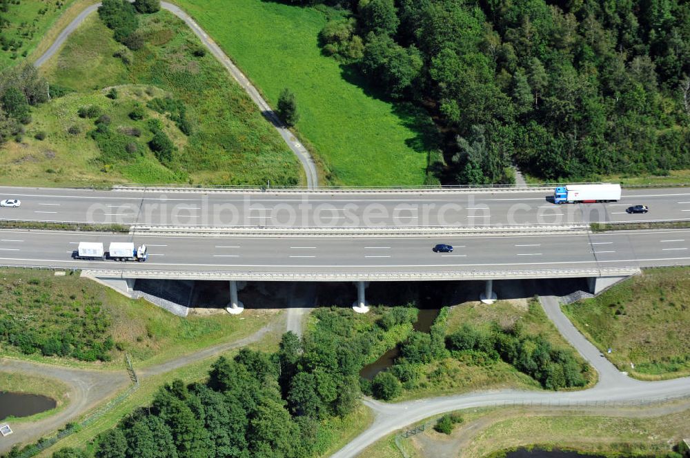 Schleiz from the bird's eye view: Bauwerke und Streckenführung der BAB Bundesautobahn A9 mit bisher vier Fahrstreifen. Derzeit laufen Vorbereitungsarbeiten für den sechsspurigen Ausbau der Autobahn 9 zwischen Triptis und Schleiz durch das deutsch-französisches Konsortium EUROVIA VINCI. Es ist das letzte Projekt im Rahmen des Verkehrsprojekt Deutsche Einheit Nummer zwölf der DEGES. Buildings and route of the motorway A9.