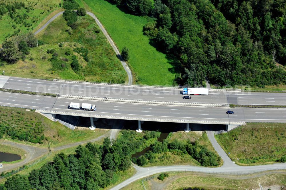 Aerial image Schleiz - Bauwerke und Streckenführung der BAB Bundesautobahn A9 mit bisher vier Fahrstreifen. Derzeit laufen Vorbereitungsarbeiten für den sechsspurigen Ausbau der Autobahn 9 zwischen Triptis und Schleiz durch das deutsch-französisches Konsortium EUROVIA VINCI. Es ist das letzte Projekt im Rahmen des Verkehrsprojekt Deutsche Einheit Nummer zwölf der DEGES. Buildings and route of the motorway A9.