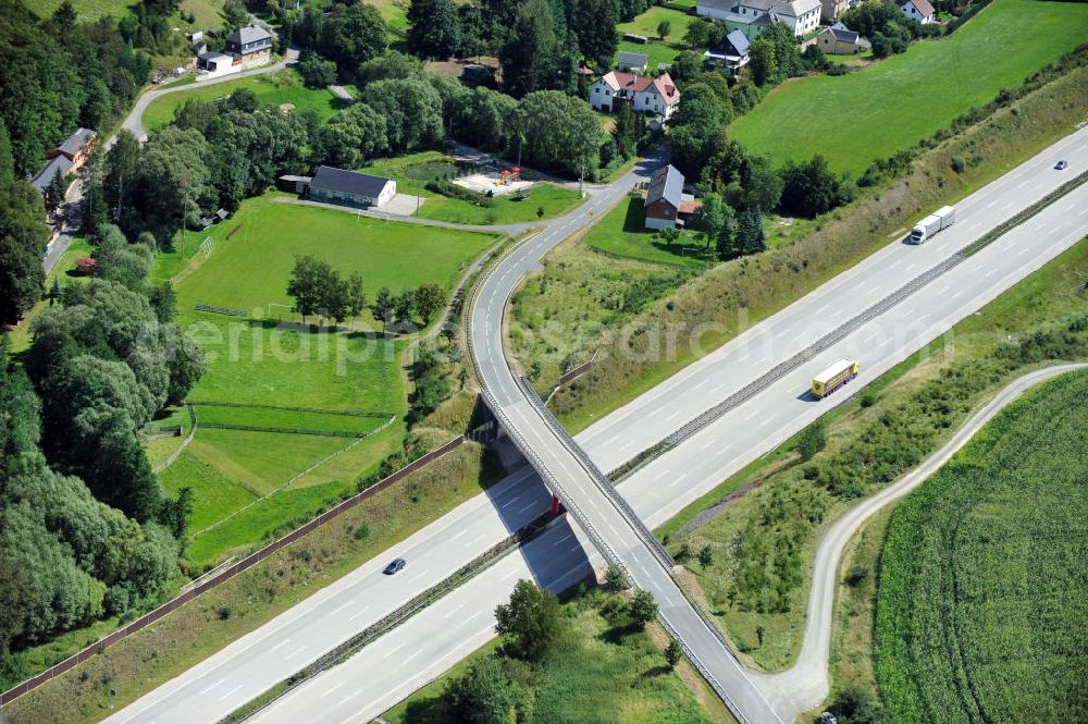 Aerial photograph Schleiz - Bauwerke und Streckenführung der BAB Bundesautobahn A9 mit bisher vier Fahrstreifen. Derzeit laufen Vorbereitungsarbeiten für den sechsspurigen Ausbau der Autobahn 9 zwischen Triptis und Schleiz durch das deutsch-französisches Konsortium EUROVIA VINCI. Es ist das letzte Projekt im Rahmen des Verkehrsprojekt Deutsche Einheit Nummer zwölf der DEGES. Buildings and route of the motorway A9.