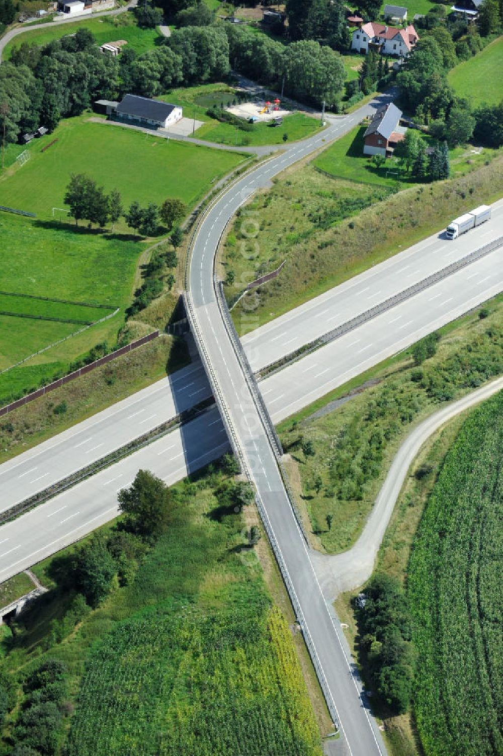 Schleiz from above - Bauwerke und Streckenführung der BAB Bundesautobahn A9 mit bisher vier Fahrstreifen. Derzeit laufen Vorbereitungsarbeiten für den sechsspurigen Ausbau der Autobahn 9 zwischen Triptis und Schleiz durch das deutsch-französisches Konsortium EUROVIA VINCI. Es ist das letzte Projekt im Rahmen des Verkehrsprojekt Deutsche Einheit Nummer zwölf der DEGES. Buildings and route of the motorway A9.