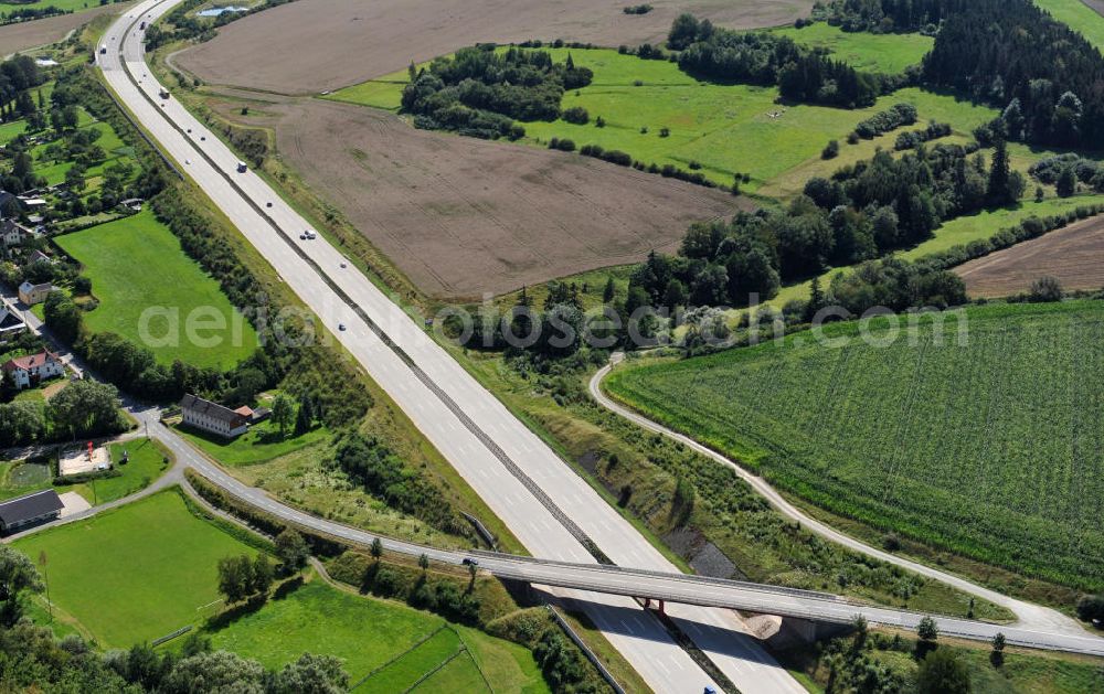 Schleiz from the bird's eye view: Bauwerke und Streckenführung der BAB Bundesautobahn A9 mit bisher vier Fahrstreifen. Derzeit laufen Vorbereitungsarbeiten für den sechsspurigen Ausbau der Autobahn 9 zwischen Triptis und Schleiz durch das deutsch-französisches Konsortium EUROVIA VINCI. Es ist das letzte Projekt im Rahmen des Verkehrsprojekt Deutsche Einheit Nummer zwölf der DEGES. Buildings and route of the motorway A9.