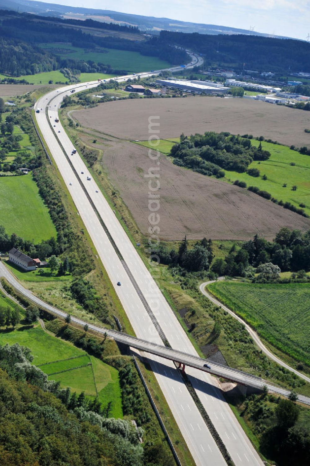 Aerial image Schleiz - Bauwerke und Streckenführung der BAB Bundesautobahn A9 mit bisher vier Fahrstreifen. Derzeit laufen Vorbereitungsarbeiten für den sechsspurigen Ausbau der Autobahn 9 zwischen Triptis und Schleiz durch das deutsch-französisches Konsortium EUROVIA VINCI. Es ist das letzte Projekt im Rahmen des Verkehrsprojekt Deutsche Einheit Nummer zwölf der DEGES. Buildings and route of the motorway A9.