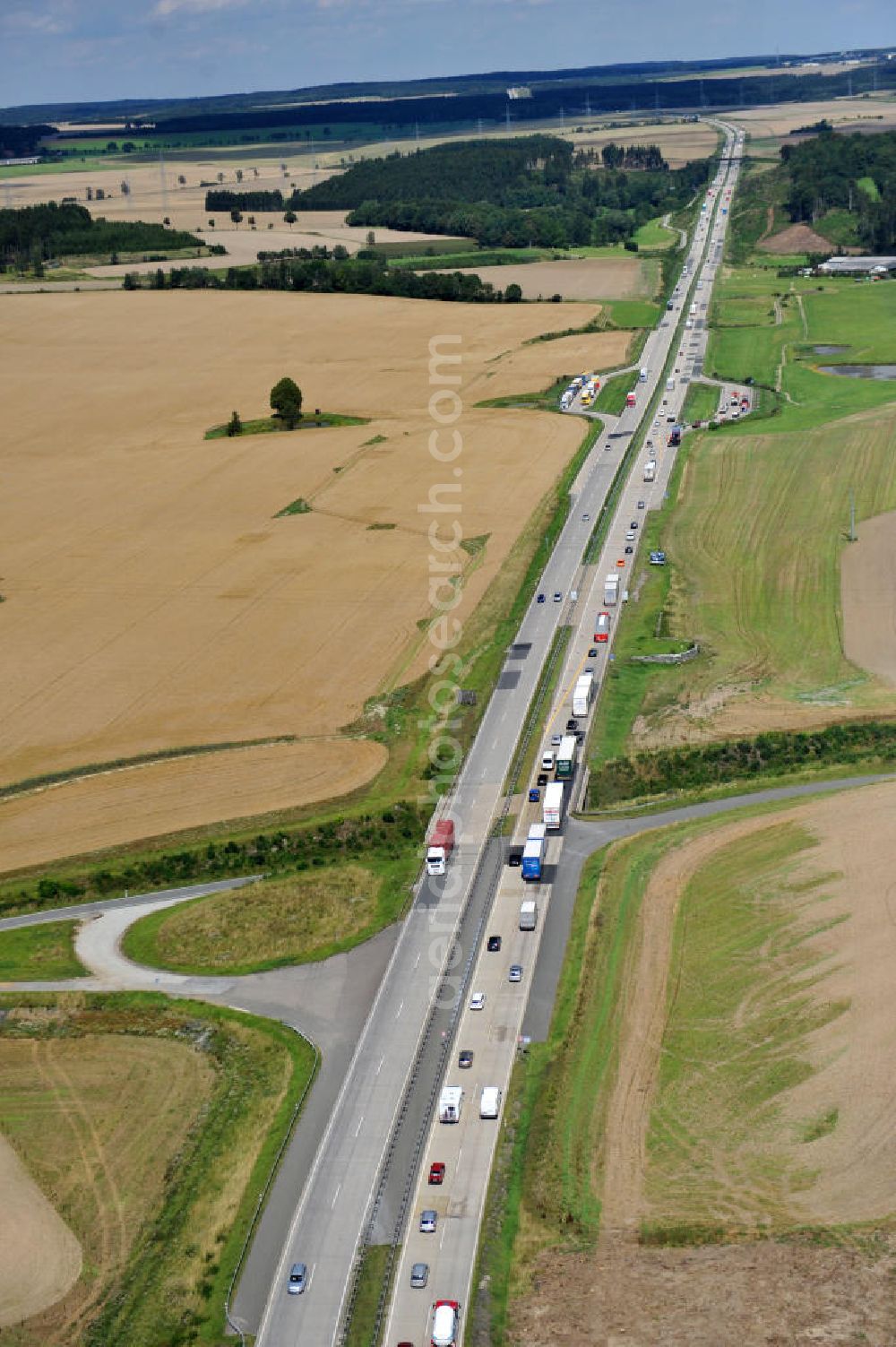 Aerial photograph Schleiz - Bauwerke und Streckenführung der BAB Bundesautobahn A9 mit bisher vier Fahrstreifen. Derzeit laufen Vorbereitungsarbeiten für den sechsspurigen Ausbau der Autobahn 9 zwischen Triptis und Schleiz durch das deutsch-französisches Konsortium EUROVIA VINCI. Es ist das letzte Projekt im Rahmen des Verkehrsprojekt Deutsche Einheit Nummer zwölf der DEGES. Buildings and route of the motorway A9.