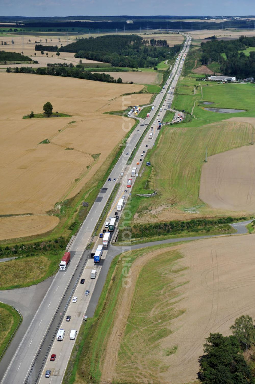 Schleiz from above - Bauwerke und Streckenführung der BAB Bundesautobahn A9 mit bisher vier Fahrstreifen. Derzeit laufen Vorbereitungsarbeiten für den sechsspurigen Ausbau der Autobahn 9 zwischen Triptis und Schleiz durch das deutsch-französisches Konsortium EUROVIA VINCI. Es ist das letzte Projekt im Rahmen des Verkehrsprojekt Deutsche Einheit Nummer zwölf der DEGES. Buildings and route of the motorway A9.