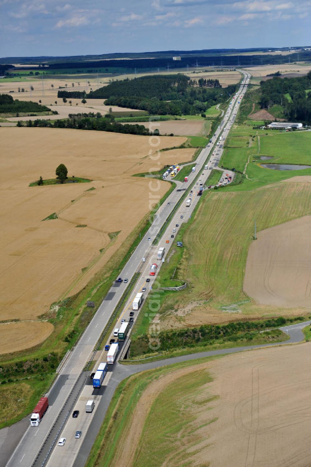 Schleiz from the bird's eye view: Bauwerke und Streckenführung der BAB Bundesautobahn A9 mit bisher vier Fahrstreifen. Derzeit laufen Vorbereitungsarbeiten für den sechsspurigen Ausbau der Autobahn 9 zwischen Triptis und Schleiz durch das deutsch-französisches Konsortium EUROVIA VINCI. Es ist das letzte Projekt im Rahmen des Verkehrsprojekt Deutsche Einheit Nummer zwölf der DEGES. Buildings and route of the motorway A9.