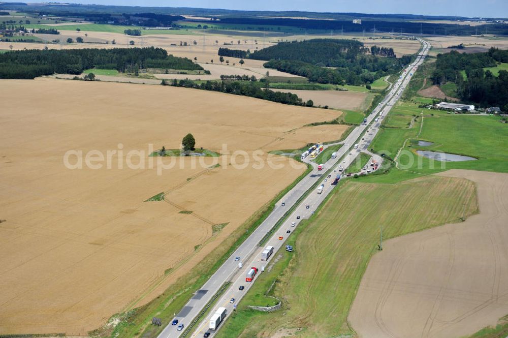 Aerial image Schleiz - Bauwerke und Streckenführung der BAB Bundesautobahn A9 mit bisher vier Fahrstreifen. Derzeit laufen Vorbereitungsarbeiten für den sechsspurigen Ausbau der Autobahn 9 zwischen Triptis und Schleiz durch das deutsch-französisches Konsortium EUROVIA VINCI. Es ist das letzte Projekt im Rahmen des Verkehrsprojekt Deutsche Einheit Nummer zwölf der DEGES. Buildings and route of the motorway A9.