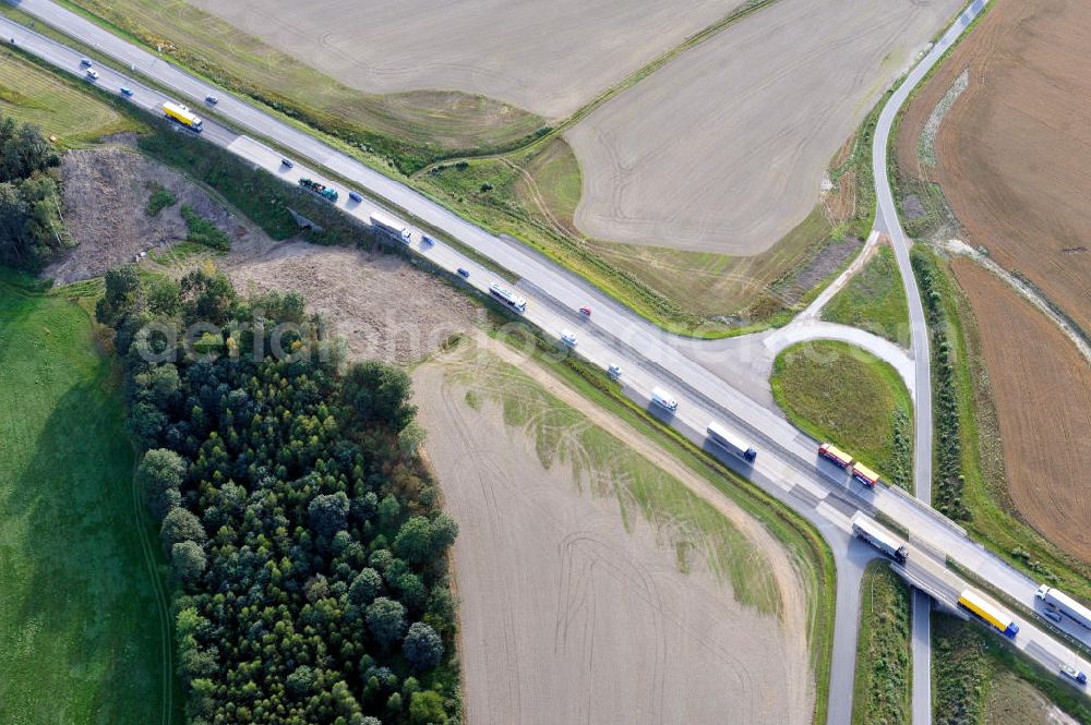 Aerial photograph Schleiz - Bauwerke und Streckenführung der BAB Bundesautobahn A9 mit bisher vier Fahrstreifen. Derzeit laufen Vorbereitungsarbeiten für den sechsspurigen Ausbau der Autobahn 9 zwischen Triptis und Schleiz durch das deutsch-französisches Konsortium EUROVIA VINCI. Es ist das letzte Projekt im Rahmen des Verkehrsprojekt Deutsche Einheit Nummer zwölf der DEGES. Buildings and route of the motorway A9.