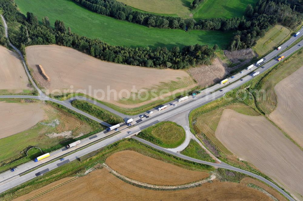 Schleiz from above - Bauwerke und Streckenführung der BAB Bundesautobahn A9 mit bisher vier Fahrstreifen. Derzeit laufen Vorbereitungsarbeiten für den sechsspurigen Ausbau der Autobahn 9 zwischen Triptis und Schleiz durch das deutsch-französisches Konsortium EUROVIA VINCI. Es ist das letzte Projekt im Rahmen des Verkehrsprojekt Deutsche Einheit Nummer zwölf der DEGES. Buildings and route of the motorway A9.