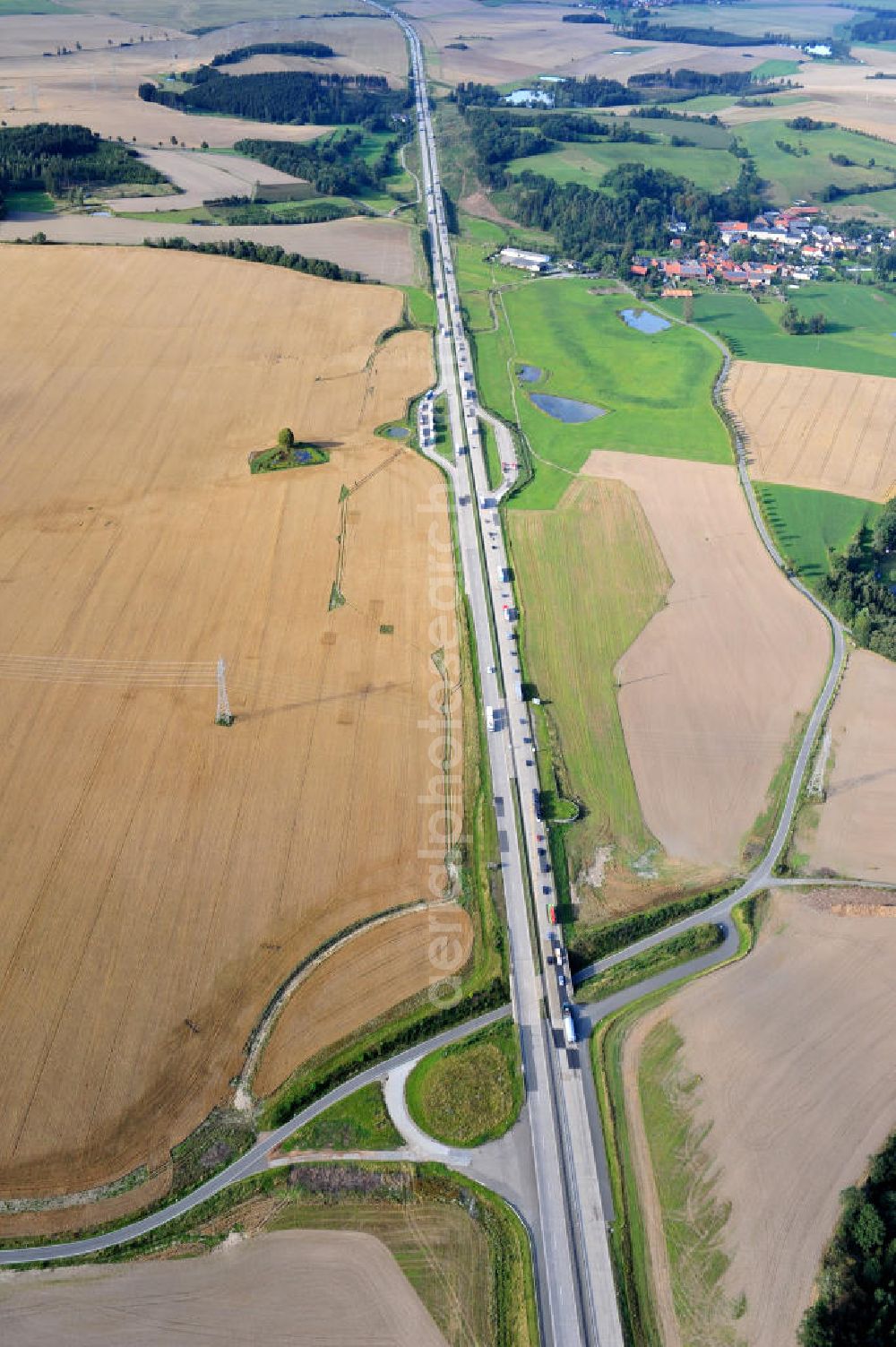 Schleiz from the bird's eye view: Bauwerke und Streckenführung der BAB Bundesautobahn A9 mit bisher vier Fahrstreifen. Derzeit laufen Vorbereitungsarbeiten für den sechsspurigen Ausbau der Autobahn 9 zwischen Triptis und Schleiz durch das deutsch-französisches Konsortium EUROVIA VINCI. Es ist das letzte Projekt im Rahmen des Verkehrsprojekt Deutsche Einheit Nummer zwölf der DEGES. Buildings and route of the motorway A9.