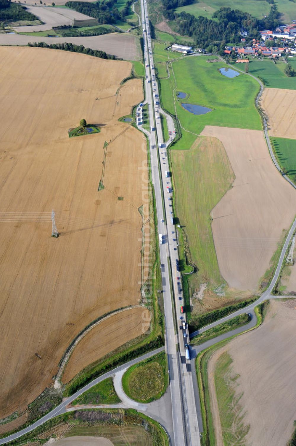 Aerial image Schleiz - Bauwerke und Streckenführung der BAB Bundesautobahn A9 mit bisher vier Fahrstreifen. Derzeit laufen Vorbereitungsarbeiten für den sechsspurigen Ausbau der Autobahn 9 zwischen Triptis und Schleiz durch das deutsch-französisches Konsortium EUROVIA VINCI. Es ist das letzte Projekt im Rahmen des Verkehrsprojekt Deutsche Einheit Nummer zwölf der DEGES. Buildings and route of the motorway A9.