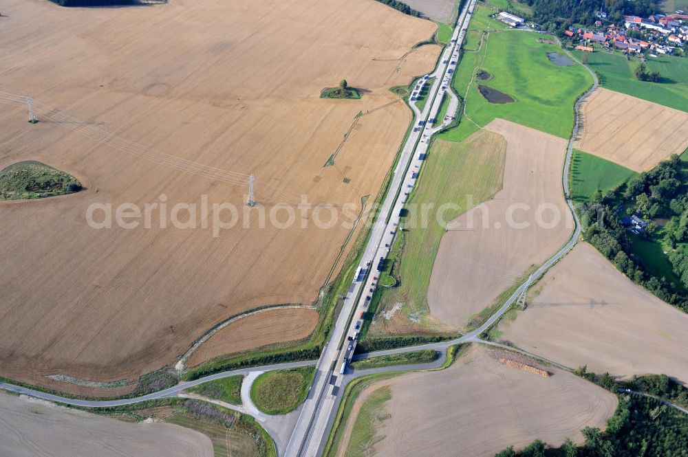 Aerial photograph Schleiz - Bauwerke und Streckenführung der BAB Bundesautobahn A9 mit bisher vier Fahrstreifen. Derzeit laufen Vorbereitungsarbeiten für den sechsspurigen Ausbau der Autobahn 9 zwischen Triptis und Schleiz durch das deutsch-französisches Konsortium EUROVIA VINCI. Es ist das letzte Projekt im Rahmen des Verkehrsprojekt Deutsche Einheit Nummer zwölf der DEGES. Buildings and route of the motorway A9.