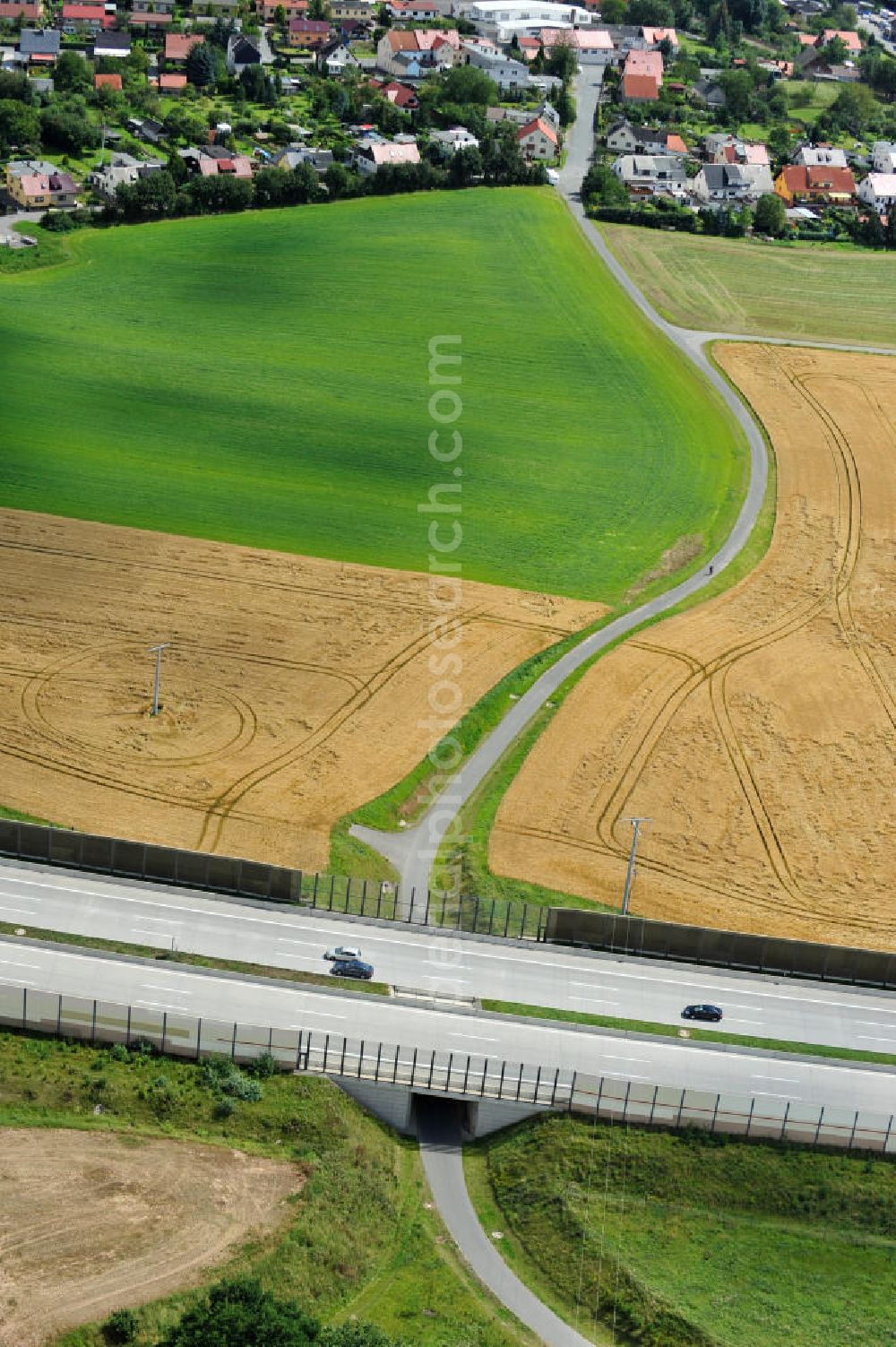 Triptis from the bird's eye view: Bauwerke und Streckenführung der BAB Bundesautobahn A9 mit bisher vier Fahrstreifen. Derzeit laufen Vorbereitungsarbeiten für den sechsspurigen Ausbau der Autobahn 9 zwischen Triptis und Schleiz durch das deutsch-französisches Konsortium EUROVIA VINCI. Es ist das letzte Projekt im Rahmen des Verkehrsprojekt Deutsche Einheit Nummer zwölf der DEGES. Buildings and route of the motorway A9.