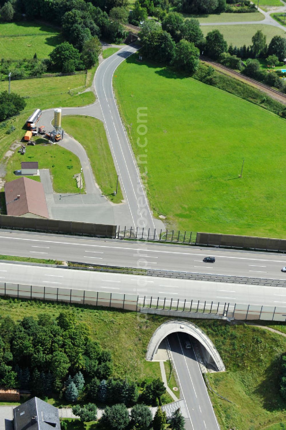 Aerial photograph Triptis - Bauwerke und Streckenführung der BAB Bundesautobahn A9 mit bisher vier Fahrstreifen. Derzeit laufen Vorbereitungsarbeiten für den sechsspurigen Ausbau der Autobahn 9 zwischen Triptis und Schleiz durch das deutsch-französisches Konsortium EUROVIA VINCI. Es ist das letzte Projekt im Rahmen des Verkehrsprojekt Deutsche Einheit Nummer zwölf der DEGES. Buildings and route of the motorway A9.