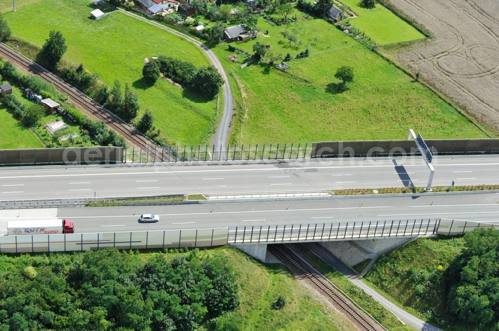 Triptis from above - Bauwerke und Streckenführung der BAB Bundesautobahn A9 mit bisher vier Fahrstreifen. Derzeit laufen Vorbereitungsarbeiten für den sechsspurigen Ausbau der Autobahn 9 zwischen Triptis und Schleiz durch das deutsch-französisches Konsortium EUROVIA VINCI. Es ist das letzte Projekt im Rahmen des Verkehrsprojekt Deutsche Einheit Nummer zwölf der DEGES. Buildings and route of the motorway A9.