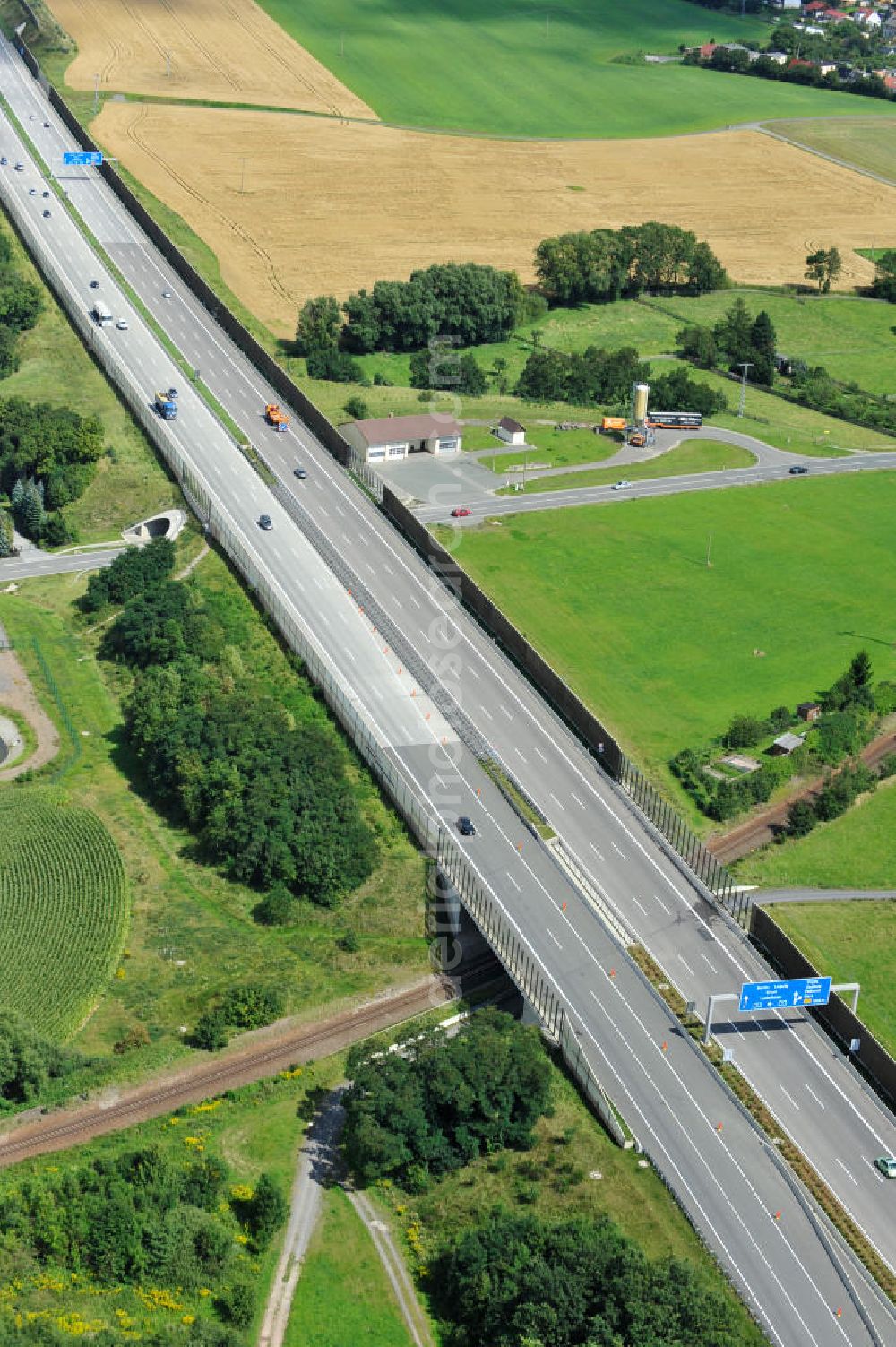 Aerial photograph Triptis - Bauwerke und Streckenführung der BAB Bundesautobahn A9 mit bisher vier Fahrstreifen. Derzeit laufen Vorbereitungsarbeiten für den sechsspurigen Ausbau der Autobahn 9 zwischen Triptis und Schleiz durch das deutsch-französisches Konsortium EUROVIA VINCI. Es ist das letzte Projekt im Rahmen des Verkehrsprojekt Deutsche Einheit Nummer zwölf der DEGES. Buildings and route of the motorway A9.