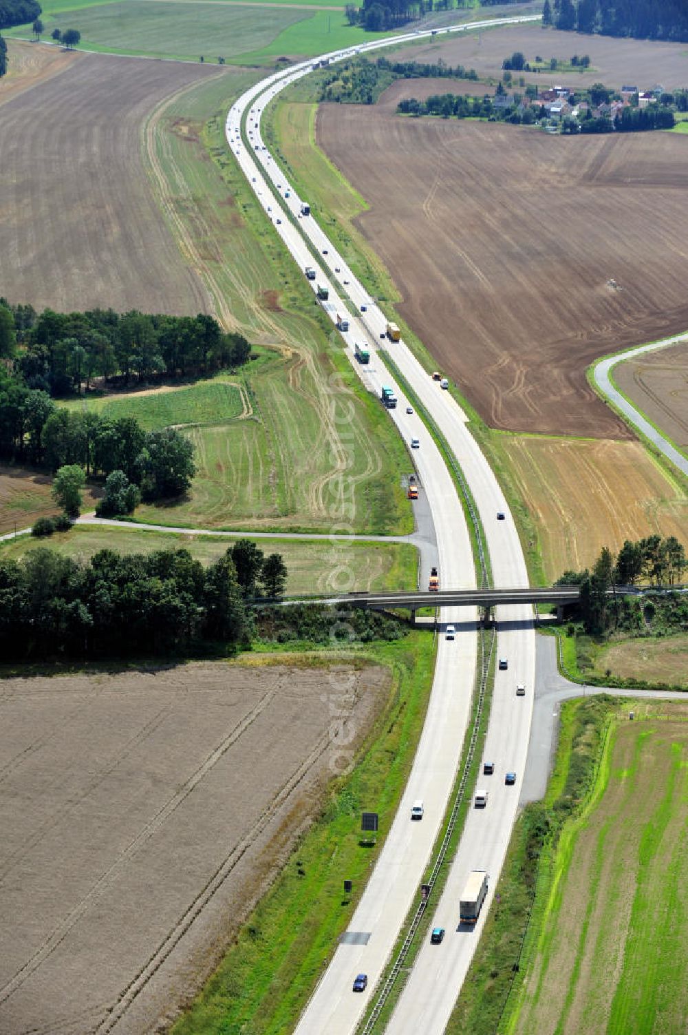 Triptis from above - Bauwerke und Streckenführung der BAB Bundesautobahn A9 mit bisher vier Fahrstreifen. Derzeit laufen Vorbereitungsarbeiten für den sechsspurigen Ausbau der Autobahn 9 zwischen Triptis und Schleiz durch das deutsch-französisches Konsortium EUROVIA VINCI. Es ist das letzte Projekt im Rahmen des Verkehrsprojekt Deutsche Einheit Nummer zwölf der DEGES. Buildings and route of the motorway A9.