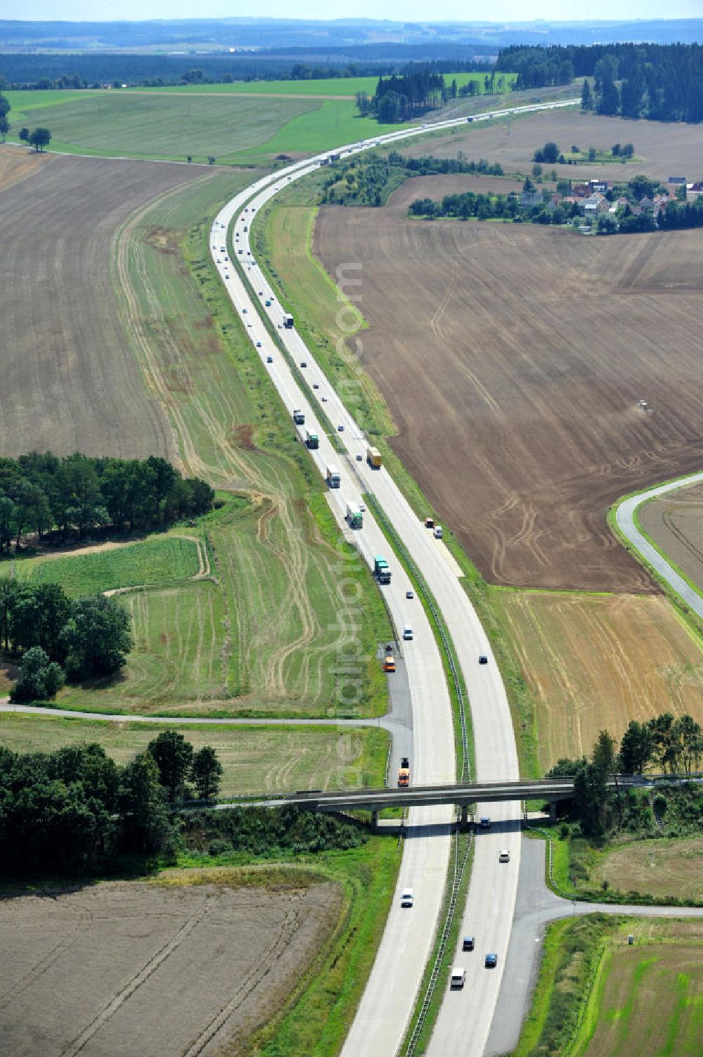 Triptis from the bird's eye view: Bauwerke und Streckenführung der BAB Bundesautobahn A9 mit bisher vier Fahrstreifen. Derzeit laufen Vorbereitungsarbeiten für den sechsspurigen Ausbau der Autobahn 9 zwischen Triptis und Schleiz durch das deutsch-französisches Konsortium EUROVIA VINCI. Es ist das letzte Projekt im Rahmen des Verkehrsprojekt Deutsche Einheit Nummer zwölf der DEGES. Buildings and route of the motorway A9.