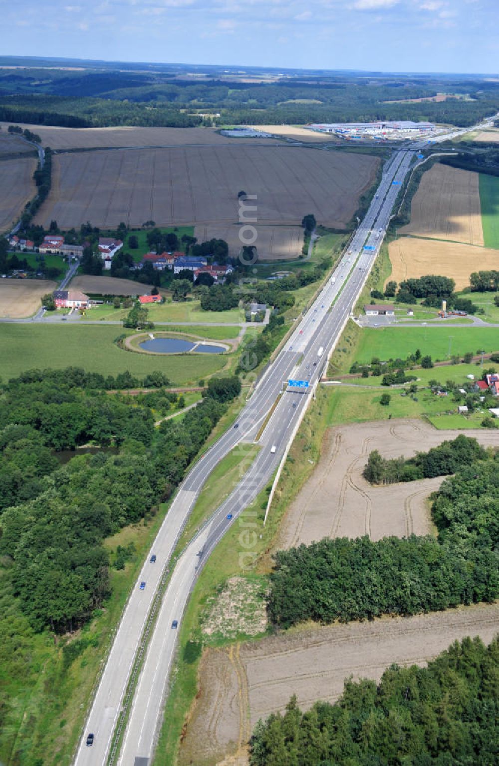 Aerial photograph Triptis - Bauwerke und Streckenführung der BAB Bundesautobahn A9 mit bisher vier Fahrstreifen. Derzeit laufen Vorbereitungsarbeiten für den sechsspurigen Ausbau der Autobahn 9 zwischen Triptis und Schleiz durch das deutsch-französisches Konsortium EUROVIA VINCI. Es ist das letzte Projekt im Rahmen des Verkehrsprojekt Deutsche Einheit Nummer zwölf der DEGES. Buildings and route of the motorway A9.