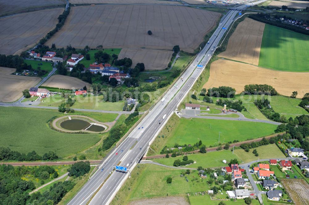 Triptis from above - Bauwerke und Streckenführung der BAB Bundesautobahn A9 mit bisher vier Fahrstreifen. Derzeit laufen Vorbereitungsarbeiten für den sechsspurigen Ausbau der Autobahn 9 zwischen Triptis und Schleiz durch das deutsch-französisches Konsortium EUROVIA VINCI. Es ist das letzte Projekt im Rahmen des Verkehrsprojekt Deutsche Einheit Nummer zwölf der DEGES. Buildings and route of the motorway A9.