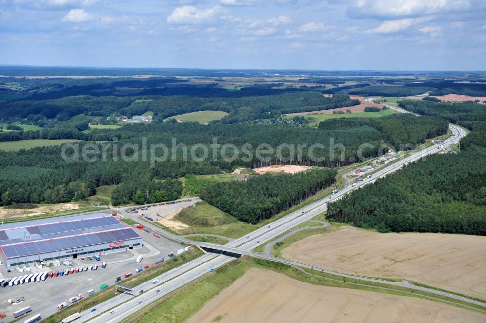 Triptis from the bird's eye view: Bauwerke und Streckenführung der BAB Bundesautobahn A9 mit bisher vier Fahrstreifen. Derzeit laufen Vorbereitungsarbeiten für den sechsspurigen Ausbau der Autobahn 9 zwischen Triptis und Schleiz durch das deutsch-französisches Konsortium EUROVIA VINCI. Es ist das letzte Projekt im Rahmen des Verkehrsprojekt Deutsche Einheit Nummer zwölf der DEGES. Buildings and route of the motorway A9.