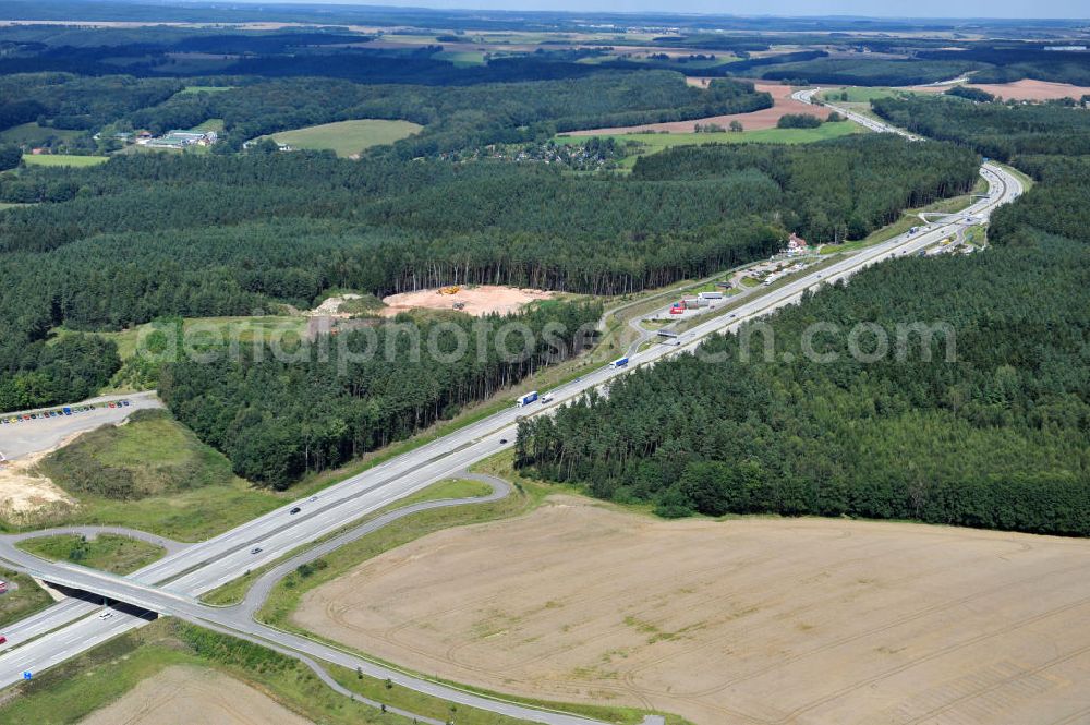 Aerial image Triptis - Bauwerke und Streckenführung der BAB Bundesautobahn A9 mit bisher vier Fahrstreifen. Derzeit laufen Vorbereitungsarbeiten für den sechsspurigen Ausbau der Autobahn 9 zwischen Triptis und Schleiz durch das deutsch-französisches Konsortium EUROVIA VINCI. Es ist das letzte Projekt im Rahmen des Verkehrsprojekt Deutsche Einheit Nummer zwölf der DEGES. Buildings and route of the motorway A9.