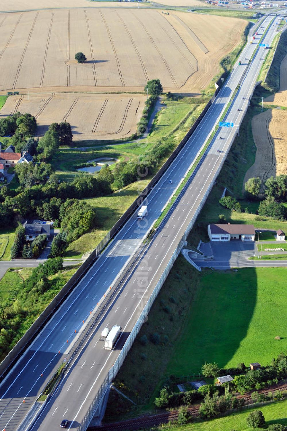 Triptis from above - Bauwerke und Streckenführung der BAB Bundesautobahn A9 mit bisher vier Fahrstreifen. Derzeit laufen Vorbereitungsarbeiten für den sechsspurigen Ausbau der Autobahn 9 zwischen Triptis und Schleiz durch das deutsch-französisches Konsortium EUROVIA VINCI. Es ist das letzte Projekt im Rahmen des Verkehrsprojekt Deutsche Einheit Nummer zwölf der DEGES. Buildings and route of the motorway A9.