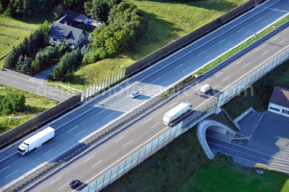 Triptis from the bird's eye view: Bauwerke und Streckenführung der BAB Bundesautobahn A9 mit bisher vier Fahrstreifen. Derzeit laufen Vorbereitungsarbeiten für den sechsspurigen Ausbau der Autobahn 9 zwischen Triptis und Schleiz durch das deutsch-französisches Konsortium EUROVIA VINCI. Es ist das letzte Projekt im Rahmen des Verkehrsprojekt Deutsche Einheit Nummer zwölf der DEGES. Buildings and route of the motorway A9.