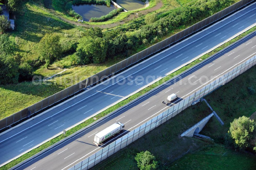 Aerial image Triptis - Bauwerke und Streckenführung der BAB Bundesautobahn A9 mit bisher vier Fahrstreifen. Derzeit laufen Vorbereitungsarbeiten für den sechsspurigen Ausbau der Autobahn 9 zwischen Triptis und Schleiz durch das deutsch-französisches Konsortium EUROVIA VINCI. Es ist das letzte Projekt im Rahmen des Verkehrsprojekt Deutsche Einheit Nummer zwölf der DEGES. Buildings and route of the motorway A9.