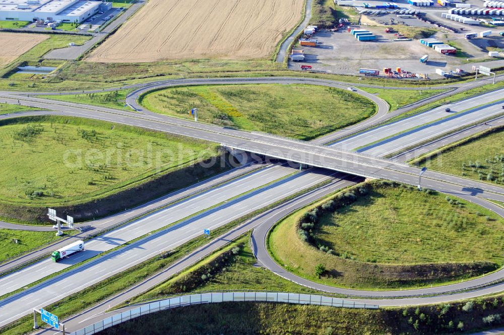 Aerial photograph Triptis - Kreuz der Autobahnabfahrt der BAB Bundesautobahn A9 zur Bundesstraße B 281. Derzeit laufen Vorbereitungsarbeiten für den sechsspurigen Ausbau der Autobahn 9 zwischen Triptis und Schleiz durch das deutsch-französisches Konsortium EUROVIA VINCI. Es ist das letzte Projekt im Rahmen des Verkehrsprojekt Deutsche Einheit Nummer zwölf der DEGES. Buildings and route of the motorway A9.