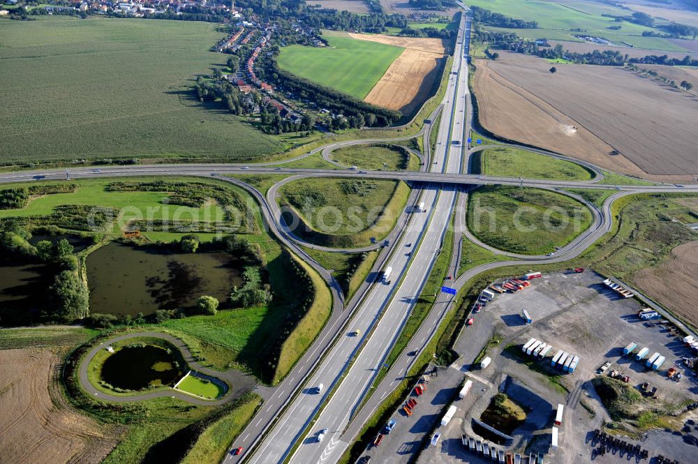 Triptis from above - Kreuz der Autobahnabfahrt der BAB Bundesautobahn A9 zur Bundesstraße B 281. Derzeit laufen Vorbereitungsarbeiten für den sechsspurigen Ausbau der Autobahn 9 zwischen Triptis und Schleiz durch das deutsch-französisches Konsortium EUROVIA VINCI. Es ist das letzte Projekt im Rahmen des Verkehrsprojekt Deutsche Einheit Nummer zwölf der DEGES. Buildings and route of the motorway A9.