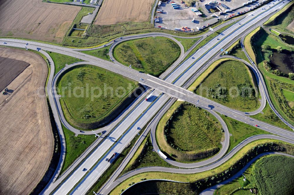 Aerial image Triptis - Kreuz der Autobahnabfahrt der BAB Bundesautobahn A9 zur Bundesstraße B 281. Derzeit laufen Vorbereitungsarbeiten für den sechsspurigen Ausbau der Autobahn 9 zwischen Triptis und Schleiz durch das deutsch-französisches Konsortium EUROVIA VINCI. Es ist das letzte Projekt im Rahmen des Verkehrsprojekt Deutsche Einheit Nummer zwölf der DEGES. Buildings and route of the motorway A9.