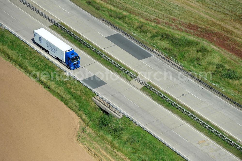 Wüstenwetzdorf from above - Bauwerke und Streckenführung der BAB Bundesautobahn A9 mit bisher vier Fahrstreifen. Derzeit laufen Vorbereitungsarbeiten für den sechsspurigen Ausbau der Autobahn 9 zwischen Triptis und Schleiz durch das deutsch-französisches Konsortium EUROVIA VINCI. Es ist das letzte Projekt im Rahmen des Verkehrsprojekt Deutsche Einheit Nummer zwölf der DEGES. Buildings and route of the motorway A9.