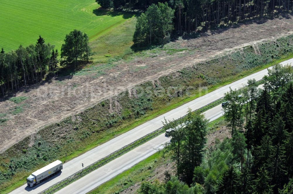 Wüstenwetzdorf from the bird's eye view: Bauwerke und Streckenführung der BAB Bundesautobahn A9 mit bisher vier Fahrstreifen. Derzeit laufen Vorbereitungsarbeiten für den sechsspurigen Ausbau der Autobahn 9 zwischen Triptis und Schleiz durch das deutsch-französisches Konsortium EUROVIA VINCI. Es ist das letzte Projekt im Rahmen des Verkehrsprojekt Deutsche Einheit Nummer zwölf der DEGES. Buildings and route of the motorway A9.