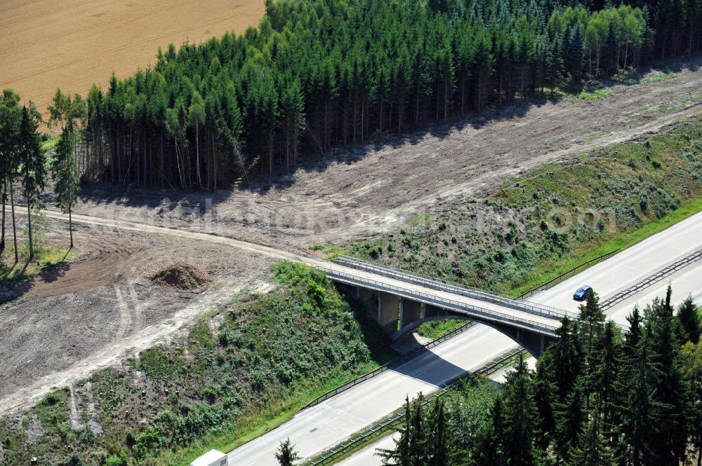 Aerial image Wüstenwetzdorf - Bauwerke und Streckenführung der BAB Bundesautobahn A9 mit bisher vier Fahrstreifen. Derzeit laufen Vorbereitungsarbeiten für den sechsspurigen Ausbau der Autobahn 9 zwischen Triptis und Schleiz durch das deutsch-französisches Konsortium EUROVIA VINCI. Es ist das letzte Projekt im Rahmen des Verkehrsprojekt Deutsche Einheit Nummer zwölf der DEGES. Buildings and route of the motorway A9.