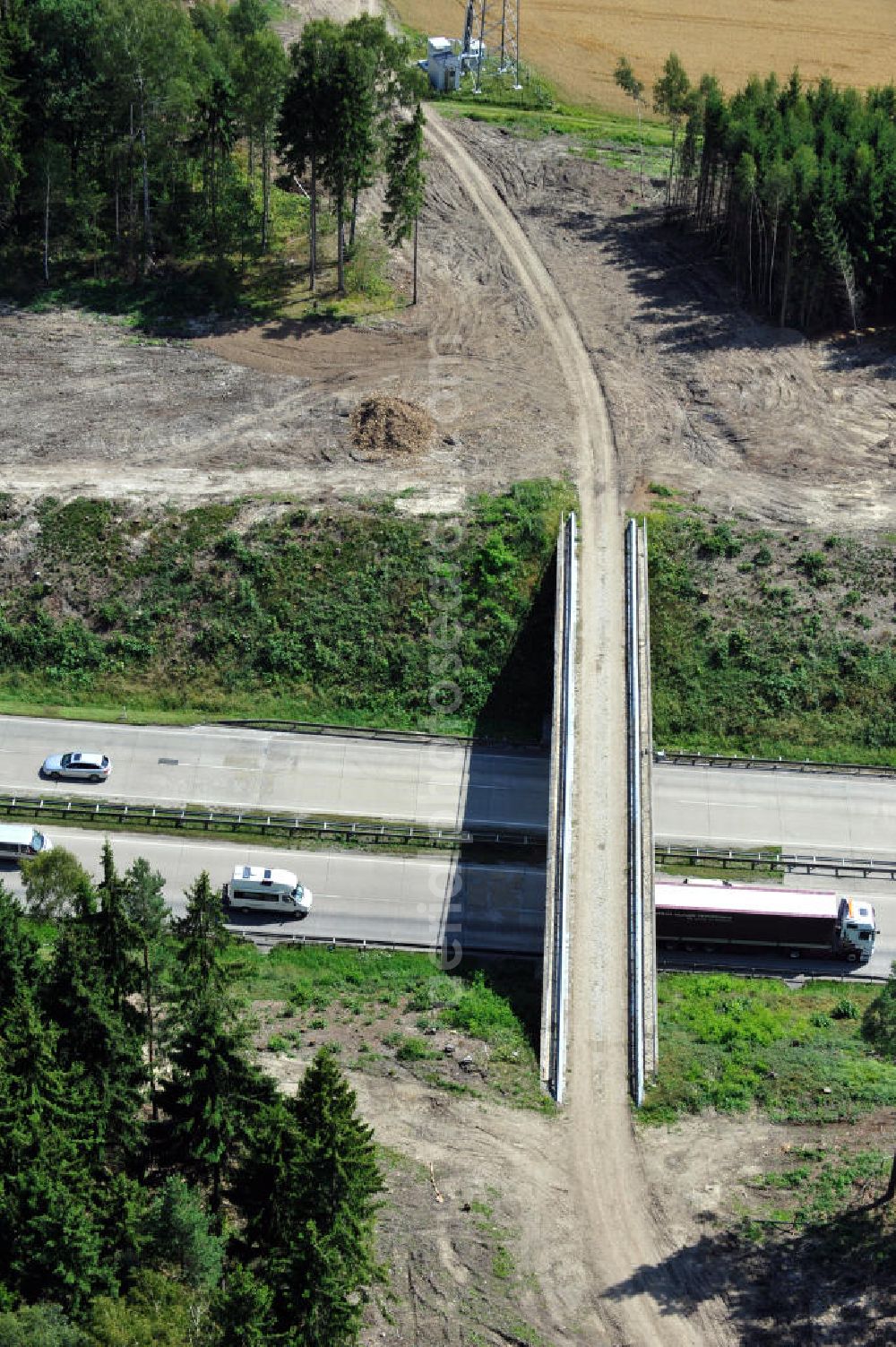 Aerial photograph Wüstenwetzdorf - Bauwerke und Streckenführung der BAB Bundesautobahn A9 mit bisher vier Fahrstreifen. Derzeit laufen Vorbereitungsarbeiten für den sechsspurigen Ausbau der Autobahn 9 zwischen Triptis und Schleiz durch das deutsch-französisches Konsortium EUROVIA VINCI. Es ist das letzte Projekt im Rahmen des Verkehrsprojekt Deutsche Einheit Nummer zwölf der DEGES. Buildings and route of the motorway A9.