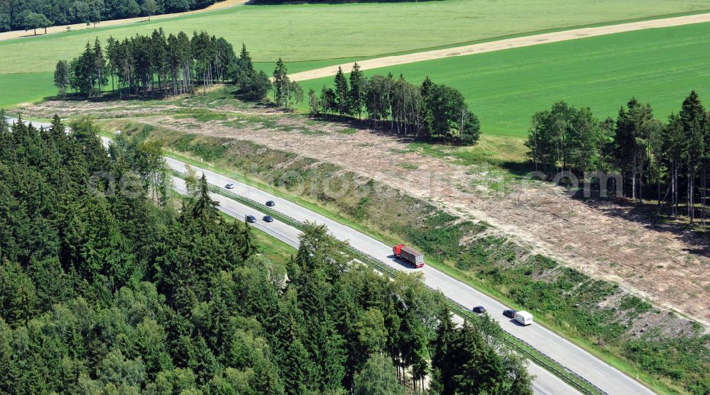 Wüstenwetzdorf from above - Bauwerke und Streckenführung der BAB Bundesautobahn A9 mit bisher vier Fahrstreifen. Derzeit laufen Vorbereitungsarbeiten für den sechsspurigen Ausbau der Autobahn 9 zwischen Triptis und Schleiz durch das deutsch-französisches Konsortium EUROVIA VINCI. Es ist das letzte Projekt im Rahmen des Verkehrsprojekt Deutsche Einheit Nummer zwölf der DEGES. Buildings and route of the motorway A9.