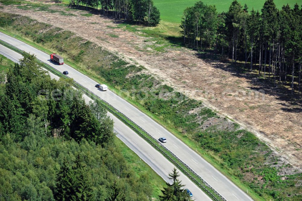 Wüstenwetzdorf from the bird's eye view: Bauwerke und Streckenführung der BAB Bundesautobahn A9 mit bisher vier Fahrstreifen. Derzeit laufen Vorbereitungsarbeiten für den sechsspurigen Ausbau der Autobahn 9 zwischen Triptis und Schleiz durch das deutsch-französisches Konsortium EUROVIA VINCI. Es ist das letzte Projekt im Rahmen des Verkehrsprojekt Deutsche Einheit Nummer zwölf der DEGES. Buildings and route of the motorway A9.