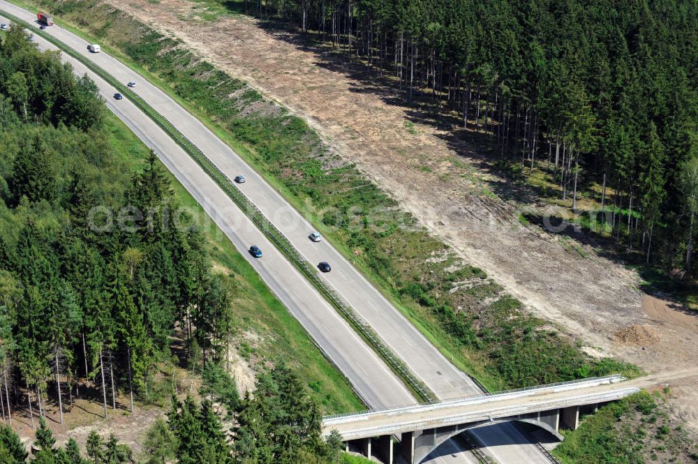 Aerial image Wüstenwetzdorf - Bauwerke und Streckenführung der BAB Bundesautobahn A9 mit bisher vier Fahrstreifen. Derzeit laufen Vorbereitungsarbeiten für den sechsspurigen Ausbau der Autobahn 9 zwischen Triptis und Schleiz durch das deutsch-französisches Konsortium EUROVIA VINCI. Es ist das letzte Projekt im Rahmen des Verkehrsprojekt Deutsche Einheit Nummer zwölf der DEGES. Buildings and route of the motorway A9.