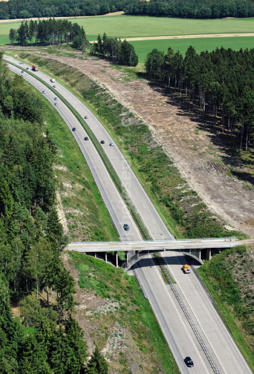 Aerial photograph Wüstenwetzdorf - Bauwerke und Streckenführung der BAB Bundesautobahn A9 mit bisher vier Fahrstreifen. Derzeit laufen Vorbereitungsarbeiten für den sechsspurigen Ausbau der Autobahn 9 zwischen Triptis und Schleiz durch das deutsch-französisches Konsortium EUROVIA VINCI. Es ist das letzte Projekt im Rahmen des Verkehrsprojekt Deutsche Einheit Nummer zwölf der DEGES. Buildings and route of the motorway A9.