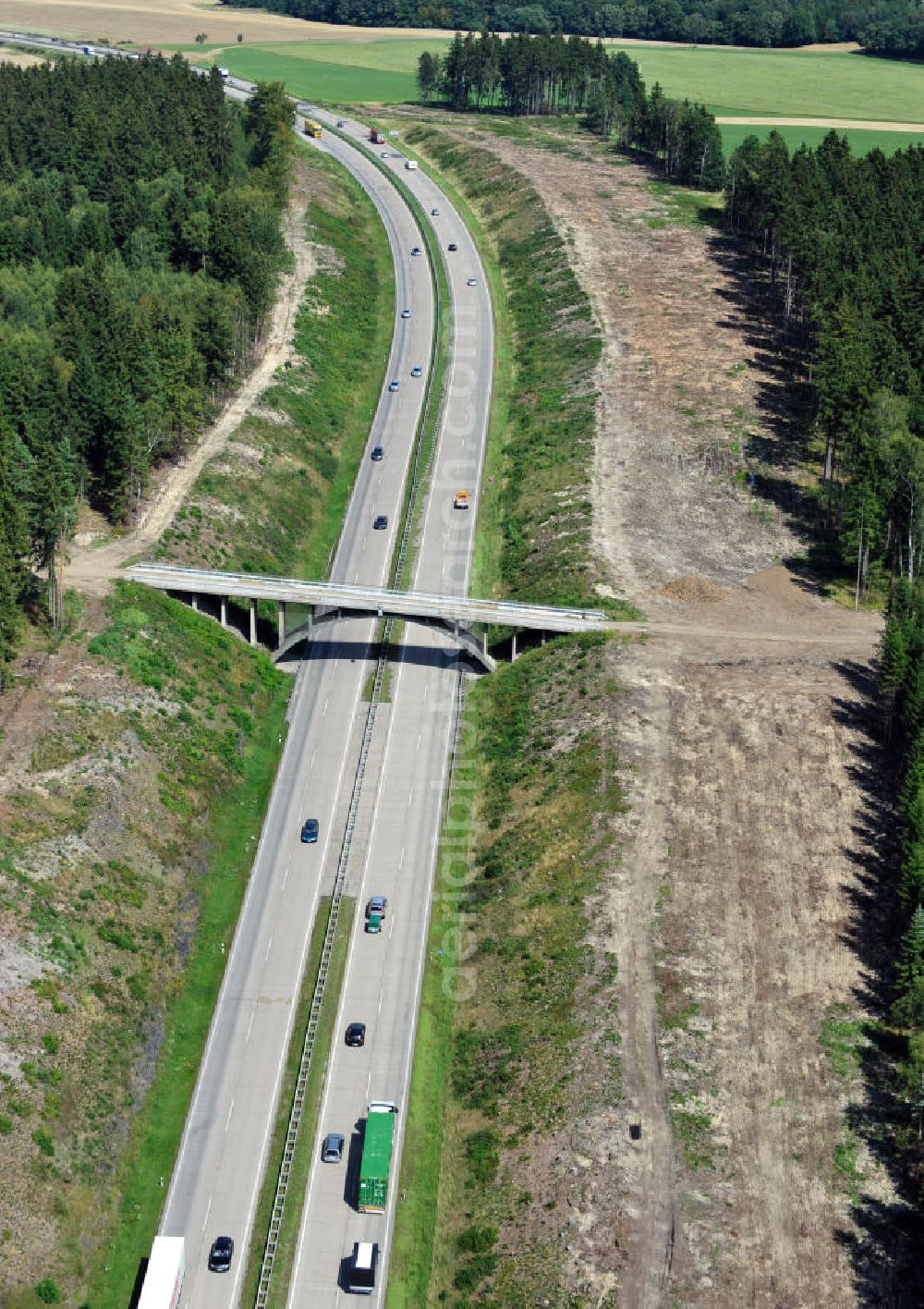 Wüstenwetzdorf from above - Bauwerke und Streckenführung der BAB Bundesautobahn A9 mit bisher vier Fahrstreifen. Derzeit laufen Vorbereitungsarbeiten für den sechsspurigen Ausbau der Autobahn 9 zwischen Triptis und Schleiz durch das deutsch-französisches Konsortium EUROVIA VINCI. Es ist das letzte Projekt im Rahmen des Verkehrsprojekt Deutsche Einheit Nummer zwölf der DEGES. Buildings and route of the motorway A9.