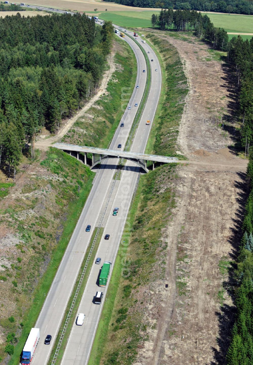 Wüstenwetzdorf from the bird's eye view: Bauwerke und Streckenführung der BAB Bundesautobahn A9 mit bisher vier Fahrstreifen. Derzeit laufen Vorbereitungsarbeiten für den sechsspurigen Ausbau der Autobahn 9 zwischen Triptis und Schleiz durch das deutsch-französisches Konsortium EUROVIA VINCI. Es ist das letzte Projekt im Rahmen des Verkehrsprojekt Deutsche Einheit Nummer zwölf der DEGES. Buildings and route of the motorway A9.