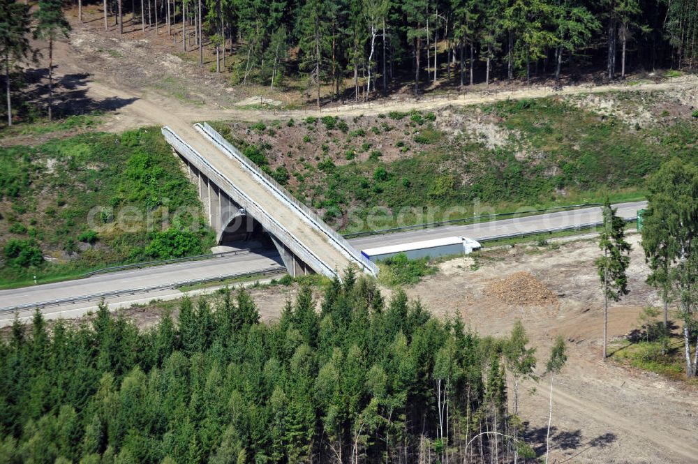 Aerial image Wüstenwetzdorf - Bauwerke und Streckenführung der BAB Bundesautobahn A9 mit bisher vier Fahrstreifen. Derzeit laufen Vorbereitungsarbeiten für den sechsspurigen Ausbau der Autobahn 9 zwischen Triptis und Schleiz durch das deutsch-französisches Konsortium EUROVIA VINCI. Es ist das letzte Projekt im Rahmen des Verkehrsprojekt Deutsche Einheit Nummer zwölf der DEGES. Buildings and route of the motorway A9.