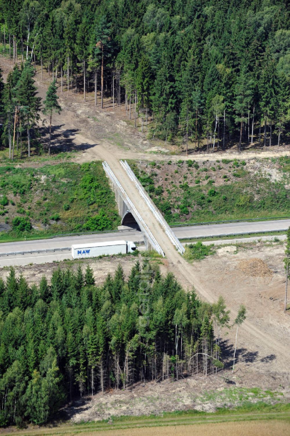 Aerial photograph Wüstenwetzdorf - Bauwerke und Streckenführung der BAB Bundesautobahn A9 mit bisher vier Fahrstreifen. Derzeit laufen Vorbereitungsarbeiten für den sechsspurigen Ausbau der Autobahn 9 zwischen Triptis und Schleiz durch das deutsch-französisches Konsortium EUROVIA VINCI. Es ist das letzte Projekt im Rahmen des Verkehrsprojekt Deutsche Einheit Nummer zwölf der DEGES. Buildings and route of the motorway A9.