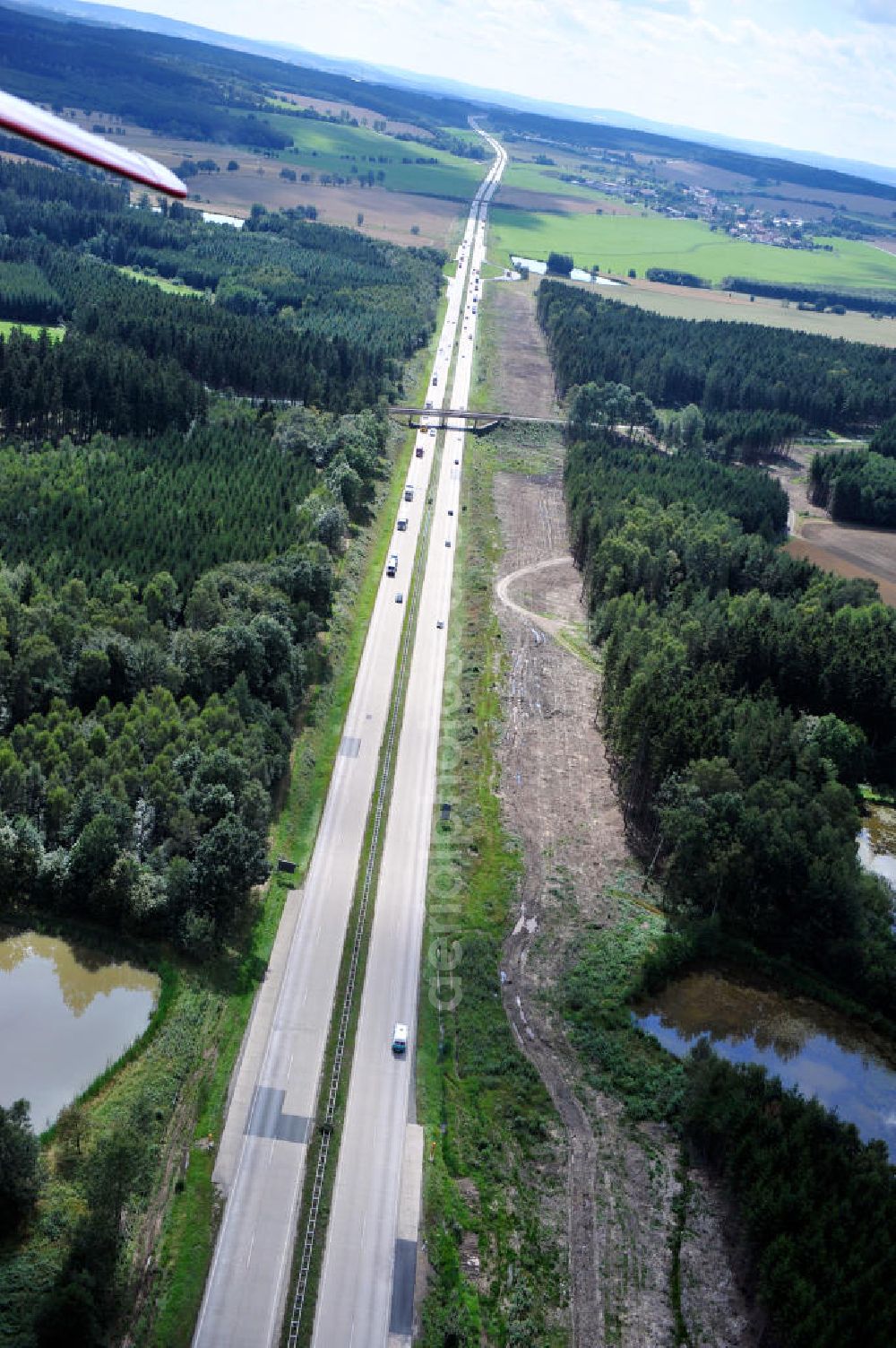 Wüstenwetzdorf from above - Bauwerke und Streckenführung der BAB Bundesautobahn A9 mit bisher vier Fahrstreifen. Derzeit laufen Vorbereitungsarbeiten für den sechsspurigen Ausbau der Autobahn 9 zwischen Triptis und Schleiz durch das deutsch-französisches Konsortium EUROVIA VINCI. Es ist das letzte Projekt im Rahmen des Verkehrsprojekt Deutsche Einheit Nummer zwölf der DEGES. Buildings and route of the motorway A9.