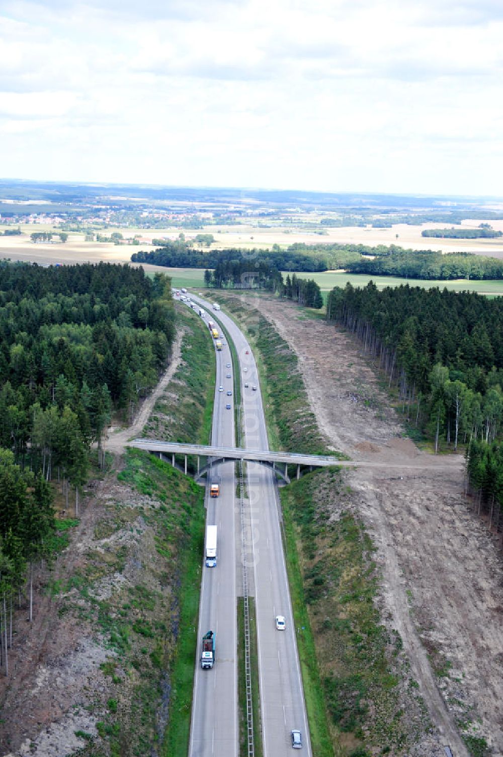 Wüstenwetzdorf from the bird's eye view: Bauwerke und Streckenführung der BAB Bundesautobahn A9 mit bisher vier Fahrstreifen. Derzeit laufen Vorbereitungsarbeiten für den sechsspurigen Ausbau der Autobahn 9 zwischen Triptis und Schleiz durch das deutsch-französisches Konsortium EUROVIA VINCI. Es ist das letzte Projekt im Rahmen des Verkehrsprojekt Deutsche Einheit Nummer zwölf der DEGES. Buildings and route of the motorway A9.