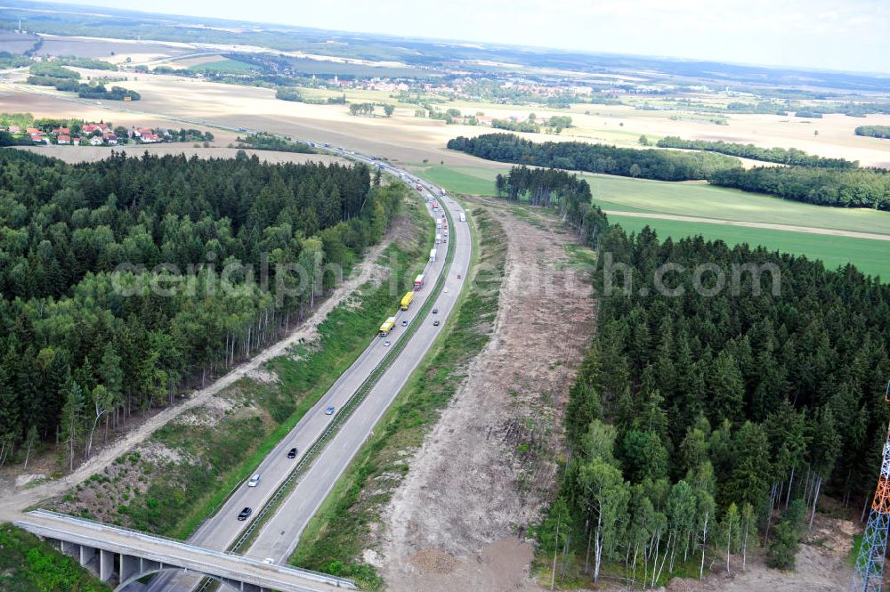 Aerial image Wüstenwetzdorf - Bauwerke und Streckenführung der BAB Bundesautobahn A9 mit bisher vier Fahrstreifen. Derzeit laufen Vorbereitungsarbeiten für den sechsspurigen Ausbau der Autobahn 9 zwischen Triptis und Schleiz durch das deutsch-französisches Konsortium EUROVIA VINCI. Es ist das letzte Projekt im Rahmen des Verkehrsprojekt Deutsche Einheit Nummer zwölf der DEGES. Buildings and route of the motorway A9.